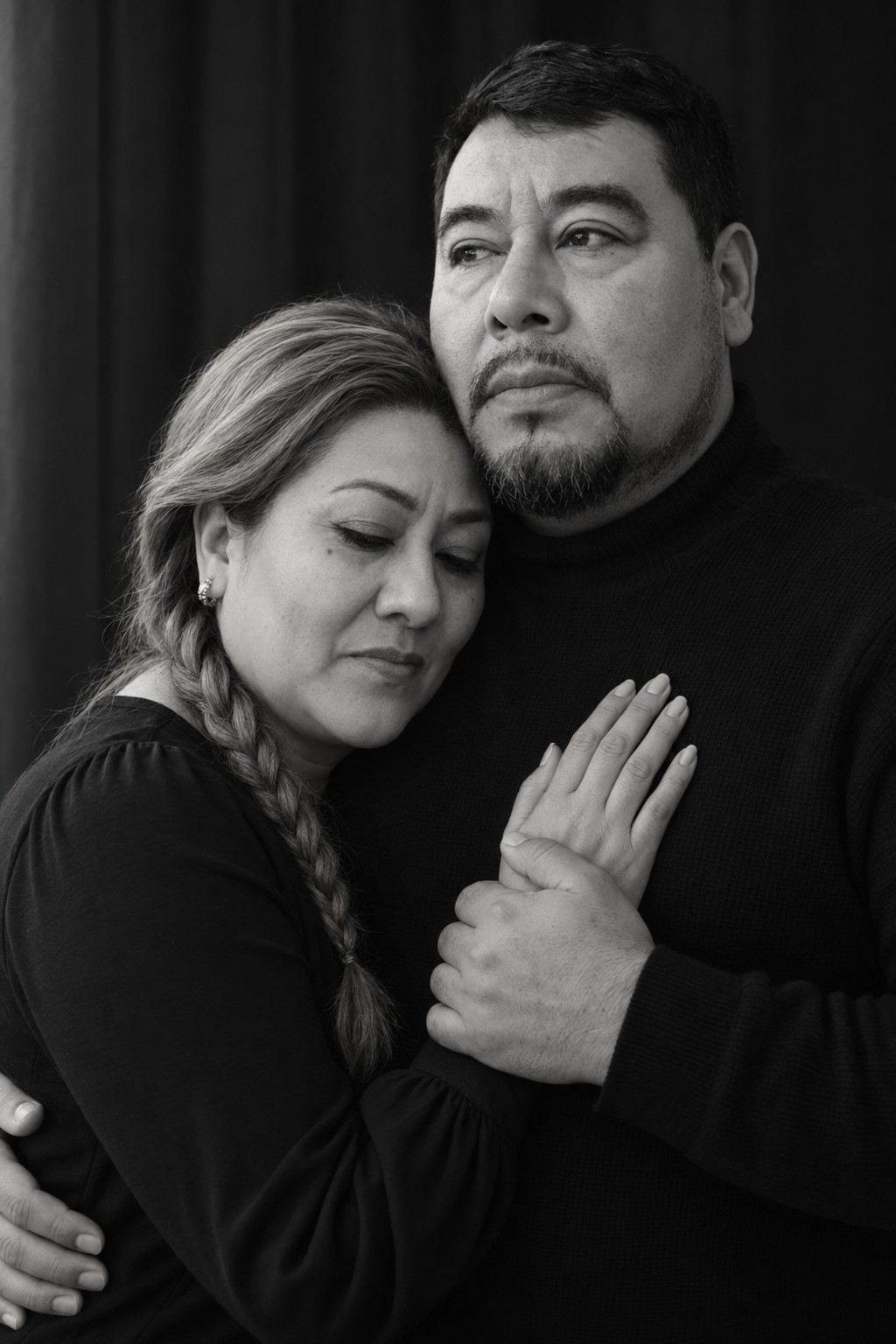 Retrato en blanco y negro de Martín y Rosy abrazados.